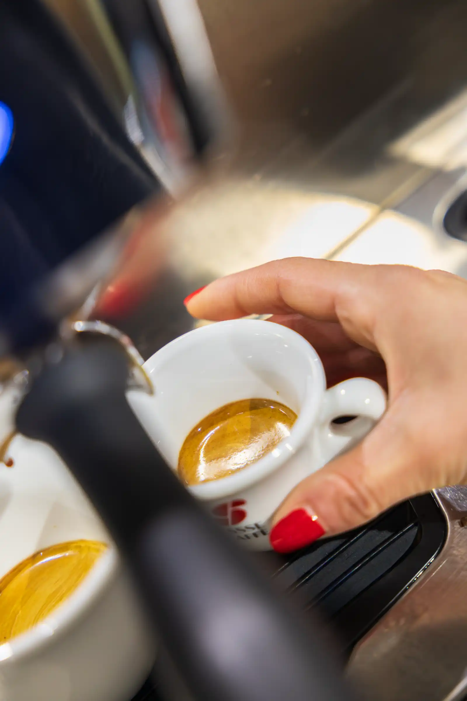 Due tazzine di caffè che si riempiono