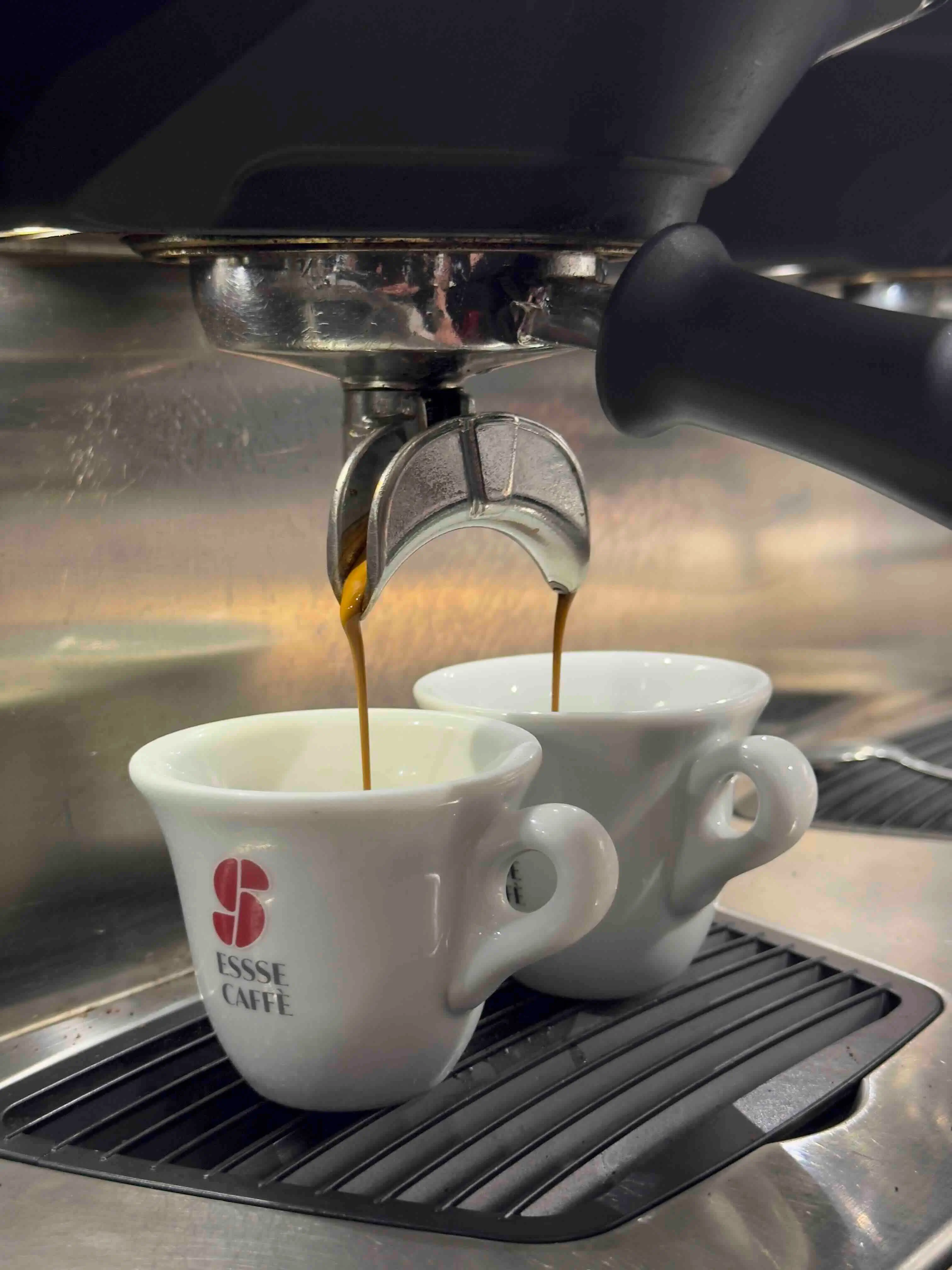 Due tazzine di caffè che si riempiono